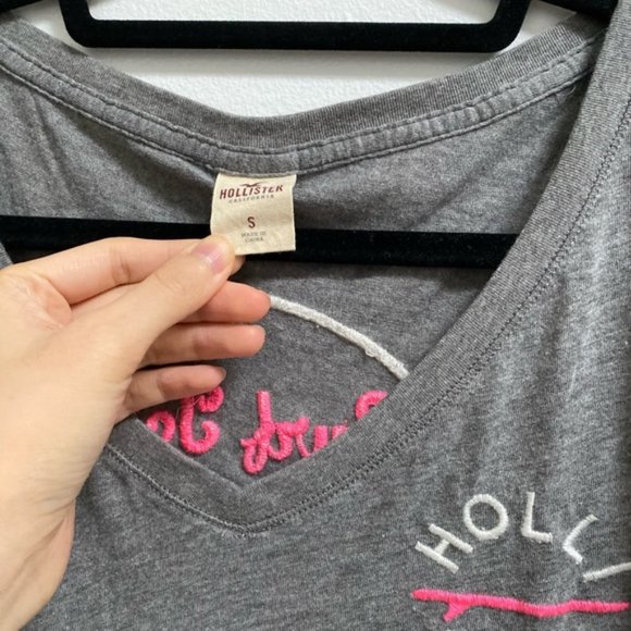 Hollister Embroidered V-Neck Graphic Tee S - Picture 3 of 4